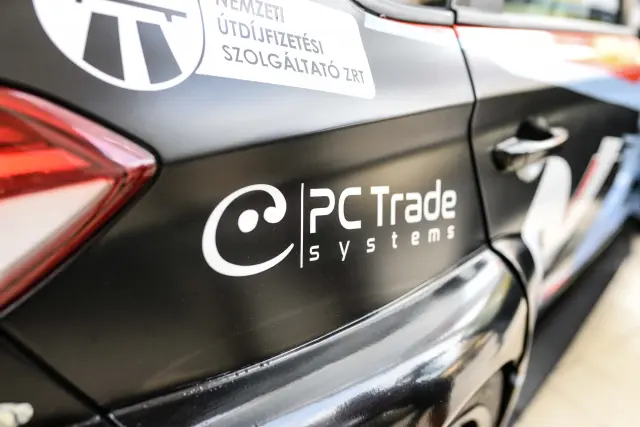 pc-trade-logo-on-car